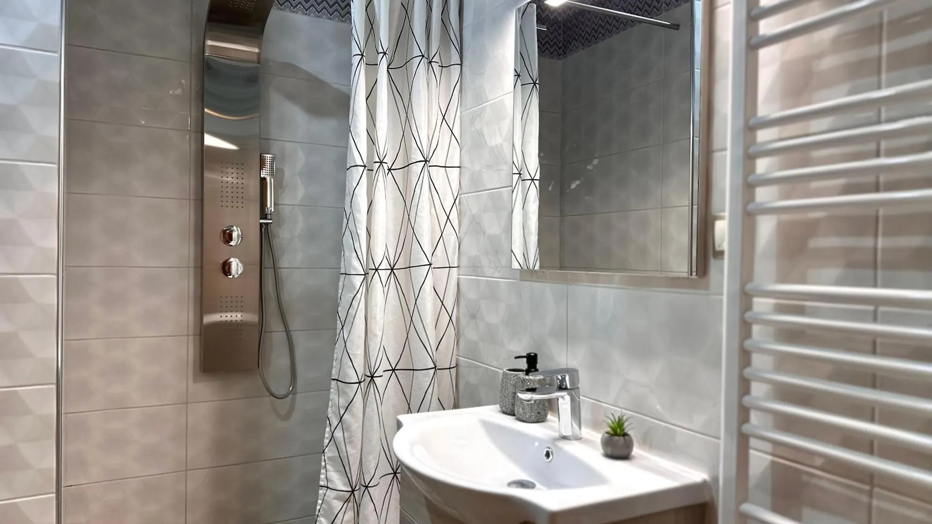 Εmerald Luxury Suite Thessaloniki 0*,  Greece